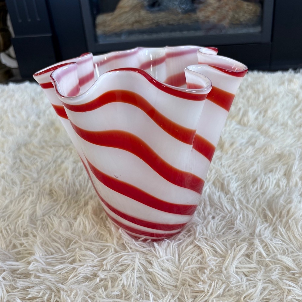 Vintage Red‎ and White Swirl Art Glass Vase Candy Cane Hankerchief Ruffled Edge